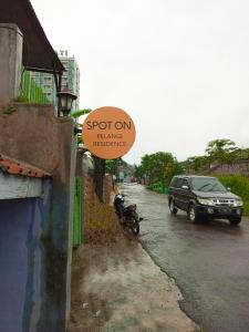 una señal que está al lado de una calle en OYO Life 91116 Pelangi Residence Syariah, en Jatiroke