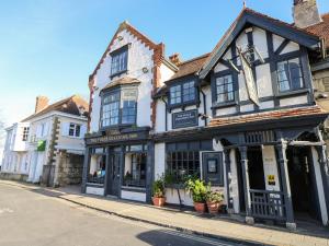 a building on the side of a street at 8 Munday Cottages in Yarmouth