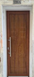 una porta di legno con un cartello sopra di CHIOGGIA VENICE APARTMENT a Chioggia