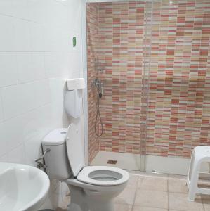 A bathroom at Albergue La Senda