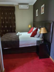 Een bed of bedden in een kamer bij Houghton Guest House