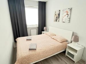 sypialnia z łóżkiem i oknem w obiekcie Apartament Spa - sauna i garaż w cenie w mieście Ełk