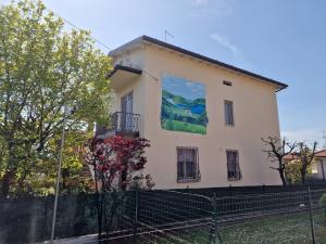 een gebouw met een schilderij aan de zijkant bij B&B A due passi dal Lago in Adro