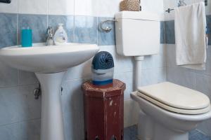 un baño con inodoro y lavabo en 036 - La Casa di PIETRA Maissana Relax e Natura, en Chiama 22 fotos más