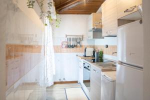 cocina con fregadero y nevera en 036 - La Casa di PIETRA Maissana Relax e Natura, en Chiama