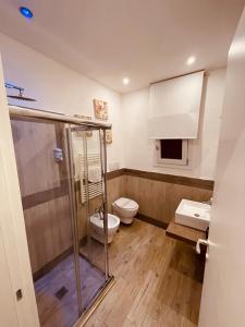 een badkamer met een toilet en een wastafel bij La piazzetta in Brindisi
