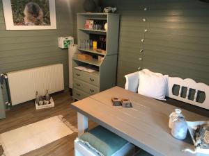 Zimmer mit einem Tisch und einer Kommode in der Unterkunft Appartement Sonnenstrahl Ferienhaus Fuenf Sinne in Döbriach
