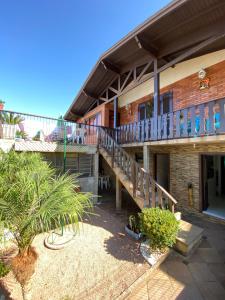 Un edificio con una escalera y algunas plantas. en Residenciais Maria Flor, en Gramado