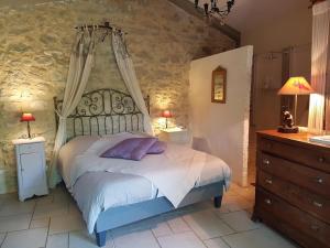 Ένα ή περισσότερα κρεβάτια σε δωμάτιο στο Le Clos de l'Ambre
