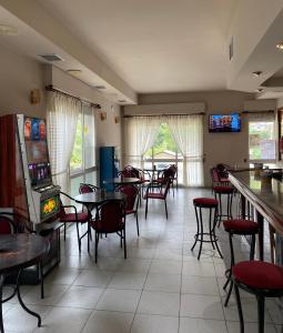 un restaurante con mesas y sillas y un bar en A lastra, en Villamartín