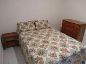 a bed with a quilt and a dresser in a bedroom at Meu Cantinho na Praia do Frances in Marechal Deodoro +20 photos