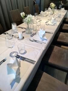a long table with white tablecloths and napkins at Hotel Eislinger Tor in Eislingen