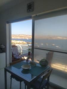 - une table dans une chambre avec vue sur l'aéroport dans l'établissement A Seafront Home away from home, à San Pawl il-Baħar