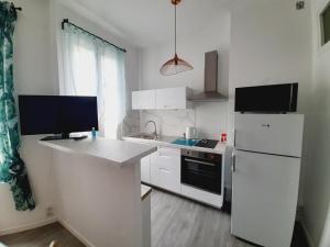 Kuchyň nebo kuchyňský kout v ubytování LES ARCADES Sables D'Or Les Pins