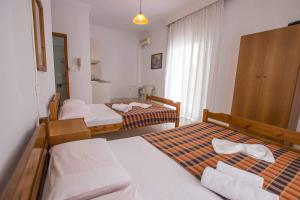 Postel nebo postele na pokoji v ubytování George Laz Rooms Nea Vrasna