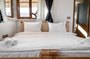 Alpeta Agrotourism & Winery - Roshnik , Berat客房内的一张或多张床位