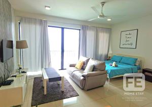 sala de estar con sofá y cama en una habitación en Netflix Wifi Trefoil Homestay Setia Alam SACC Homestay FE, en Shah Alam