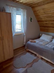 Ένα ή περισσότερα κρεβάτια σε δωμάτιο στο Domki Obłazówka nad Białką