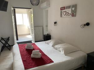 Postel nebo postele na pokoji v ubytování Hostellerie De La Source