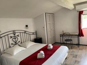 Postel nebo postele na pokoji v ubytování Hostellerie De La Source
