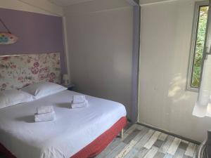 Postel nebo postele na pokoji v ubytování Hostellerie De La Source