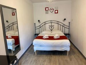 Postel nebo postele na pokoji v ubytování Hostellerie De La Source