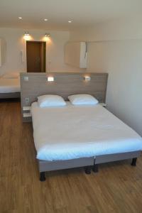 מיטה או מיטות בחדר ב-Hotel Sandeshoved Zeedijk