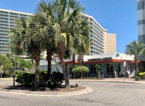 una calle con palmeras frente a un edificio en 354 Beach Daze Oceanfront Great Location en Myrtle Beach