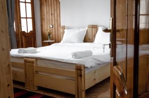 Alpeta Agrotourism & Winery - Roshnik , Berat客房内的一张或多张床位