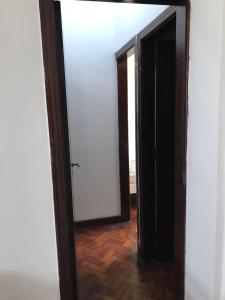 una puerta abierta a una habitación con espejo en Apartamentozonasul, en Río de Janeiro