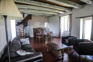 un salon avec un canapé, des fauteuils et une table dans l'établissement Maison avec vue magnifique, à Loubejac