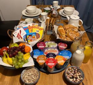 une table contenant différents types de denrées alimentaires dans l'établissement Islecroft House Bed & Breakfast, à Isle of Whithorn