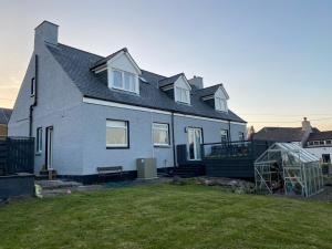 une grande maison avec une cour en face dans l'établissement Islecroft House Bed & Breakfast, à Isle of Whithorn