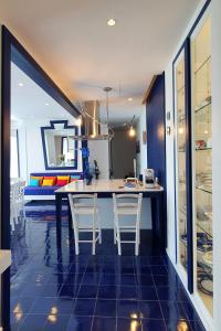 a kitchen with a table and chairs in a room at Nel blu dipinto di blu in Ravello
