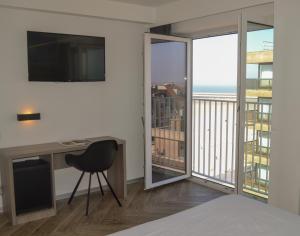 Camera con scrivania e balcone. di Hotel Sandeshoved Zeedijk a Nieuwpoort