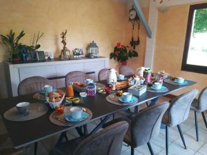 una mesa de comedor con productos para el desayuno en Les Arums de Fondeminjean en Vertheuil-en-Médoc