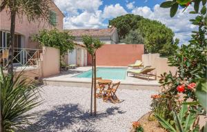 - une piscine avec une table et des chaises à côté d'une maison dans l'établissement Gorgeous Home In Creissan With Wifi, à Creissan