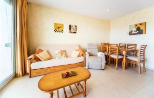 a living room with a couch and a table at Amazing Apartment In Oropesa Del Mar in Oropesa del Mar