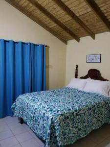Säng eller sängar i ett rum på Oak Villa (2 bedroom residential home)