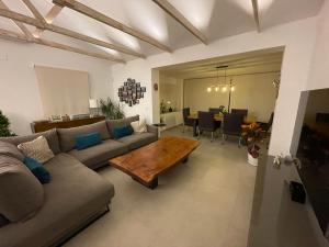 - un salon avec un canapé et une table dans l'établissement Chalet del Sol en El Faro, à Mijas