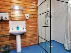 Kylpyhuone majoituspaikassa Shore Lodge