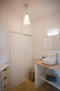 Ванна кімната в Maison dans les Arbres, SPA, Tennis, Parking
