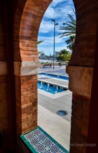 Bazén v ubytovaní Los Patos II Apartamentos - A 300 m de playa - Piscina - PARKING GRATIS - EXCELENTE CONEXION WIFI alebo v jeho blízkosti