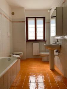 a bathroom with a tub and a sink and a toilet at Richi Rent 01 in Verona