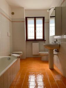 Un baño con bañera, lavabo e inodoro. en Richi Rent 01, en Verona 5 fotos más