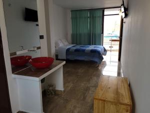 プエルト・チカマにあるTUPANANCHIKAMAのバスルーム(シンク付)、ベッド1台が備わります。