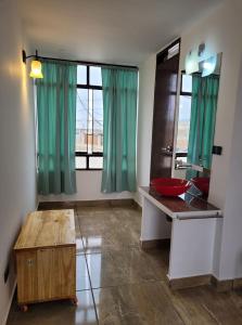 プエルト・チカマにあるTUPANANCHIKAMAのバスルーム(窓、カウンターの赤いボウル付)
