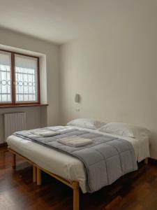 a large bed in a room with two windows at Richi Rent 01 in Verona
