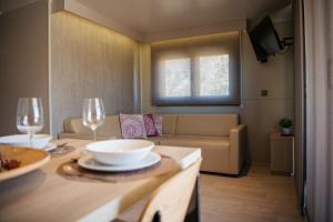 una sala de estar con una mesa y un sofá en Camping Port Massaluca, en Pobla de Masaluca