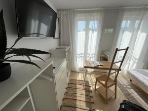 Televízia a/alebo spoločenská miestnosť v ubytovaní Apartament Przy Plaży BOHO Świnoujście